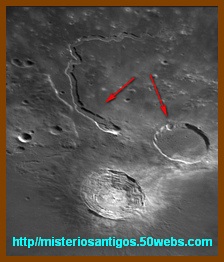 Crateras e trilha da serpente na Lua.