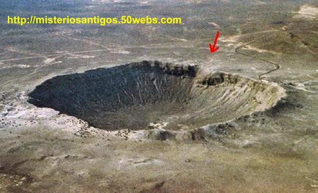 Cratera de extração do solo no deserto do Arizona.