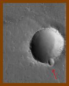 Fenda característica em cratera marciana.