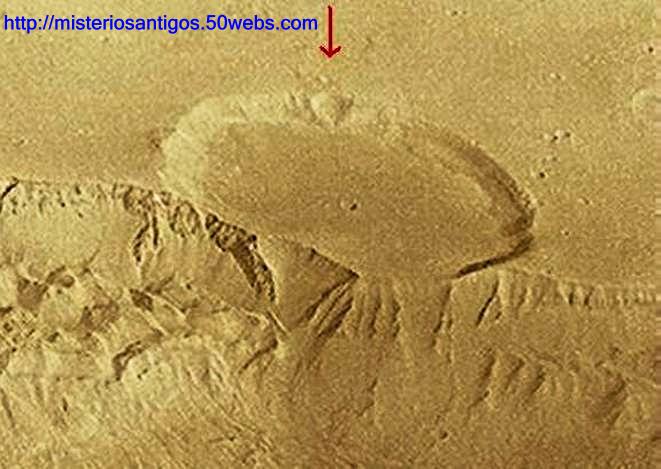 Marca característica na borda da cratera de extração do solo em Marte.