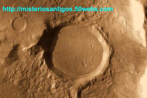 Cratera nivelada e simétrica, em Marte.